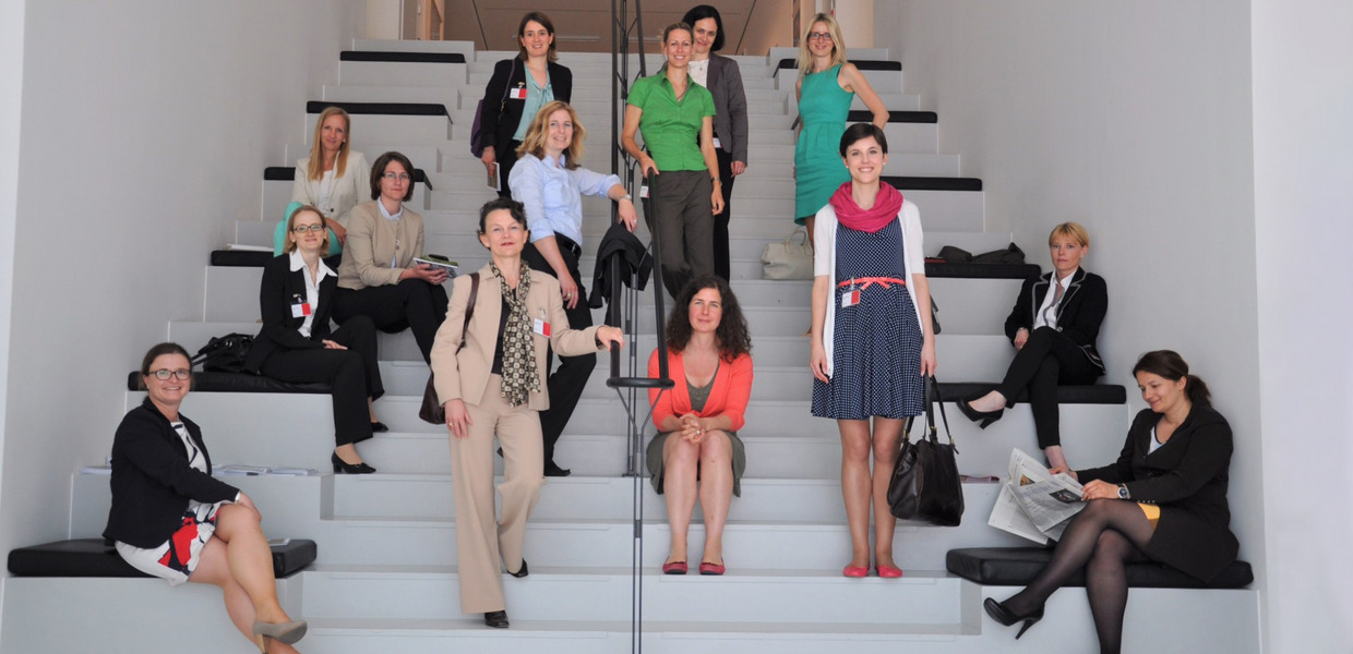 (© Bertelsmann Stiftung) Viele Frauen auf einer Treppe sitzend und stehend
