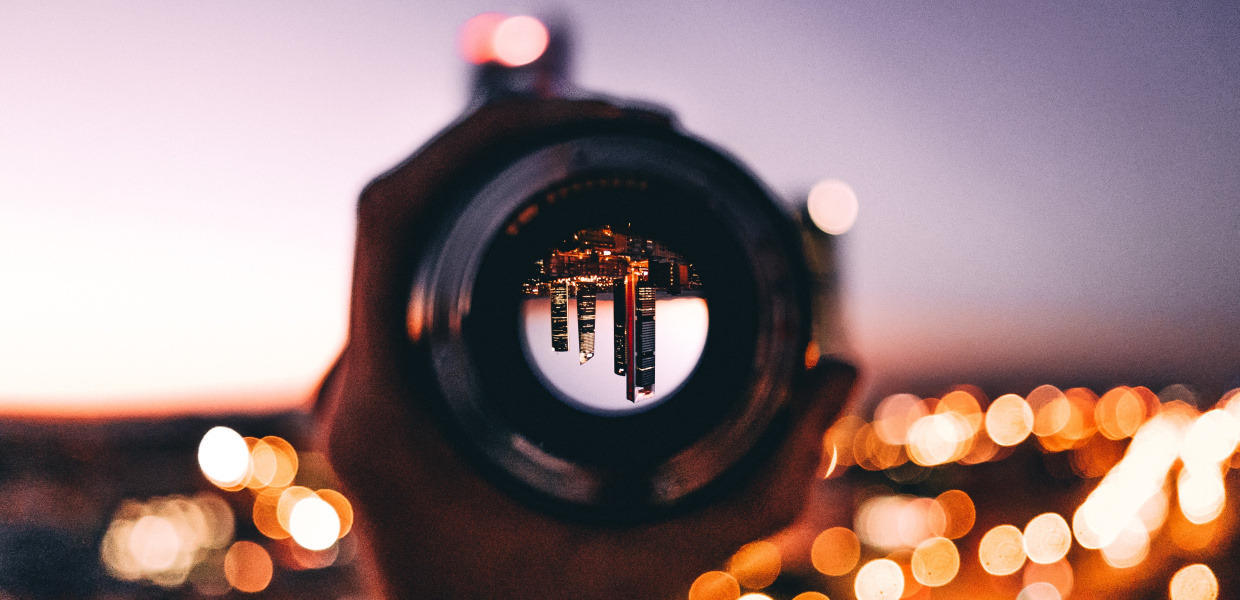 (© Octavian Rosca / Unsplash – Unsplash License, <a href="https://unsplash.com/license" target="_top" class="link link--external" title="Opens internal link in this window" data-htmlarea-external="1">https://unsplash.com/license</a>) Hand hält Objektiv