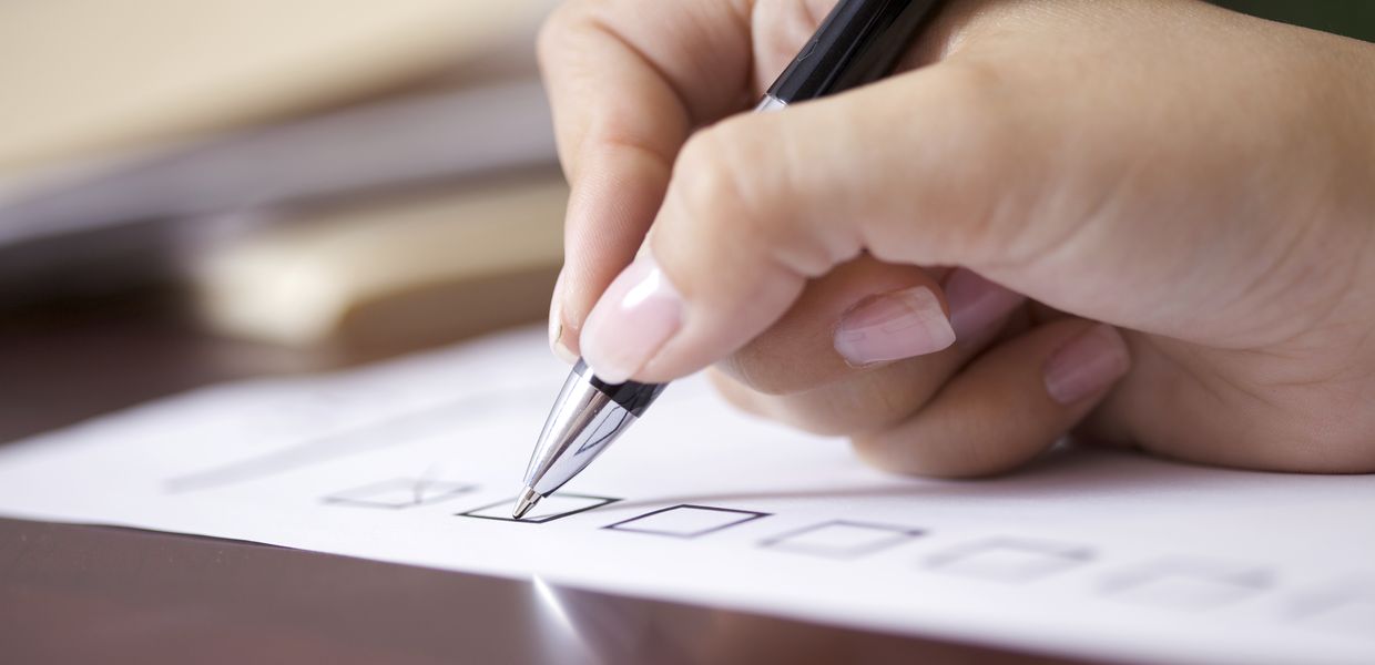 (© michaelmjc / iStockphoto.com) Bearbeitung eines Fragebogens